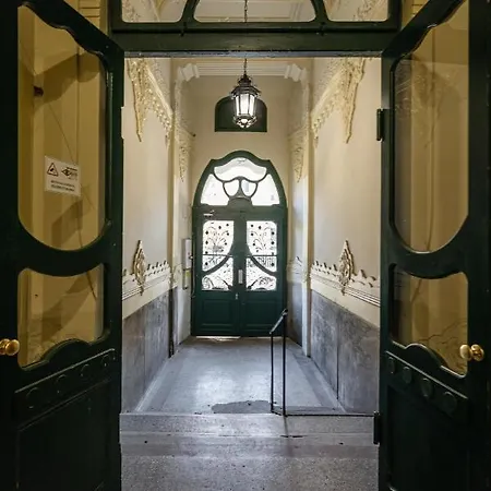 Court Crossing Budapest