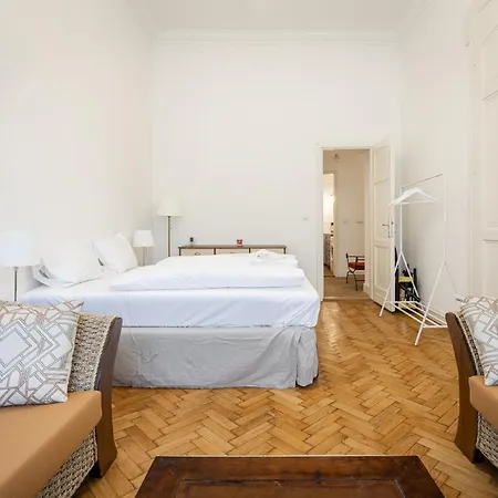 Court Crossing Apartment *